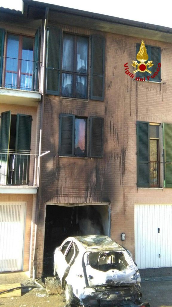 Colle val d'Elsa, auto prende fuoco in un garage