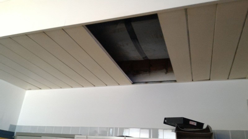 Nuovo crollo del controsoffitto alle Scotte: ferita una dipendente