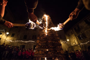 Abbadia San Salvatore si prepara a celebrare il Natale con l'antico rito delle Fiaccole