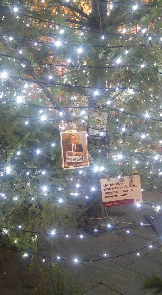 Rimossi dall'albero di Natale di piazza Salimbeni i biglietti per David Rossi