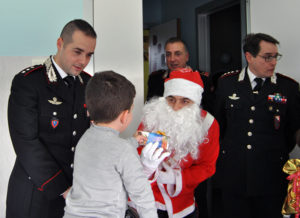 Natale alle Scotte, Carabinieri e Polizia di Stato in visita al Dipartimento Materno-Infantile - LE FOTO