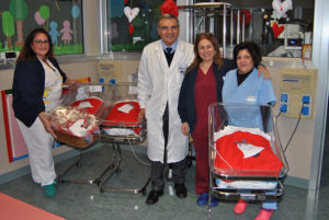 Le copertine rosse natalizie in dono ai piccoli ricoverati del reparto di Pediatria Neonatale
