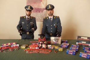La Guardia di Finanza sequestra 25mila pezzi di materiale pirotecnico