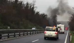 Furgone espresso in fiamme sulla Siena-Firenze - IL VIDEO