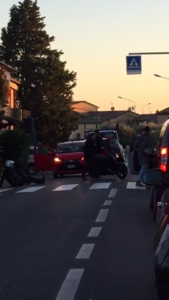 Coroncina, ennesimo incidente: auto tampona motorino - IL VIDEO
