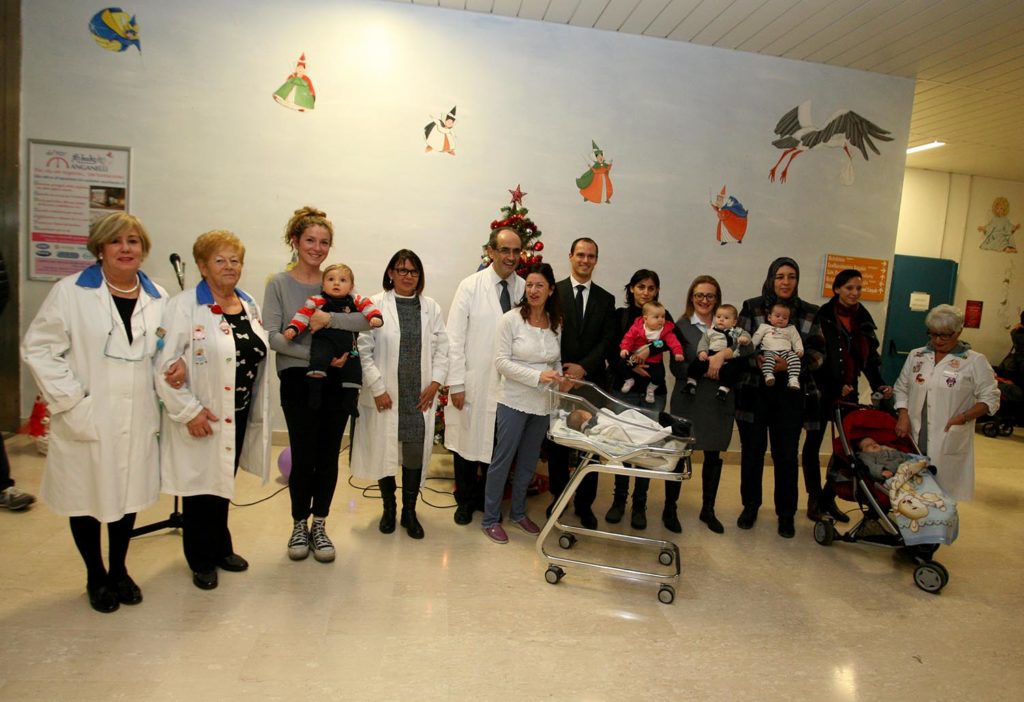 Un Natale coi fiocchi al dipartimento materno-infantile: giochi, musica e i regali di Robur e Mens Sana