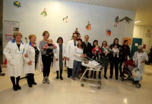 Un Natale coi fiocchi al dipartimento materno-infantile: giochi, musica e i regali di Robur e Mens Sana