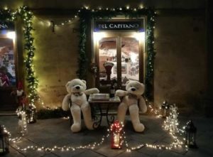 Il Comune sfratta i due orsi peluche della Taverna del Capitano: la città si ribella