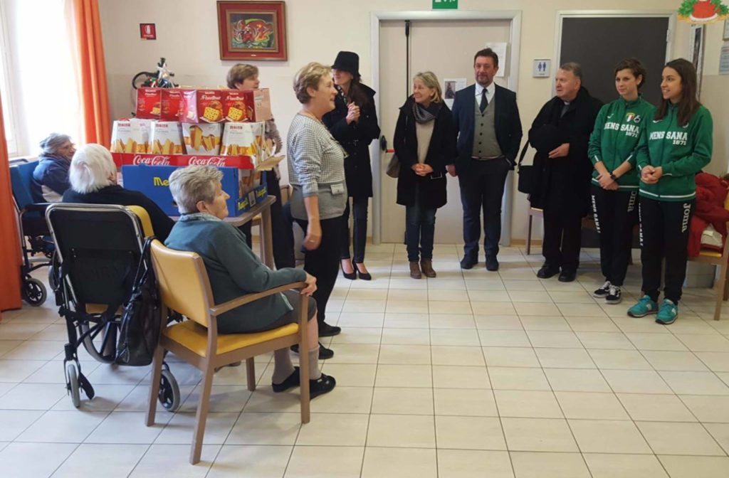 La Polisportiva Mens Sana porta gli auguri agli anziani di Siena - LE FOTO