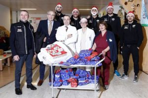 I giocatori della Mens Sana in visita ai bimbi di Pediatria