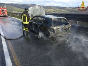 Macchina in fiamme sulla Siena-Grosseto - LE FOTO