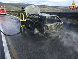 Macchina in fiamme sulla Siena-Grosseto - LE FOTO