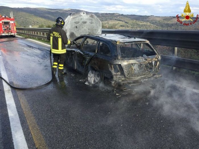 Macchina in fiamme sulla Siena-Grosseto - LE FOTO