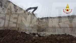 Oggi l'autopsia dell'operaio morto in cava a Rapolano. Area sotto sequestro, scattati tre avvisi di garanzia