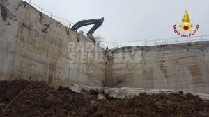 Oggi l'autopsia dell'operaio morto in cava a Rapolano. Area sotto sequestro, scattati tre avvisi di garanzia
