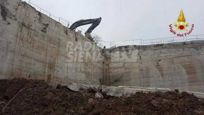 Oggi l'autopsia dell'operaio morto in cava a Rapolano. Area sotto sequestro, scattati tre avvisi di garanzia