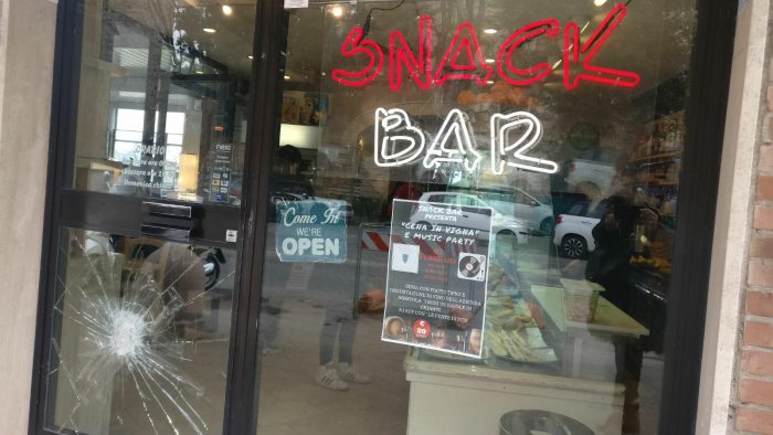 Espulso e rimpatriato in Marocco il 29enne che aggred&igrave; il tassista e tent&ograve; il furto allo Snack Bar