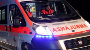 Siena, auto si ribalta in via Aretina nella notte: ferita una 28enne