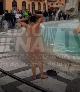 Senese di 33 anni fa il bagno nuda nella fontana di Piazza Navona - IL VIDEO
