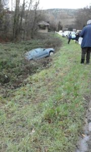 Costalpino, macchina finisce nel fosso