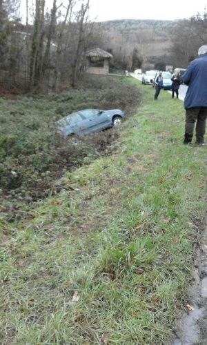 Costalpino, macchina finisce nel fosso