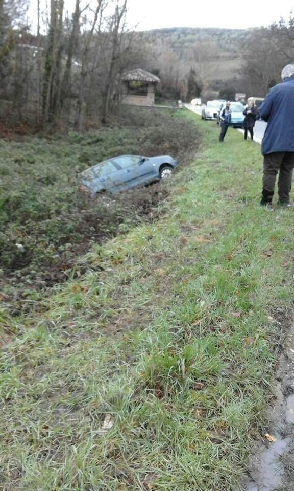 Costalpino, macchina finisce nel fosso
