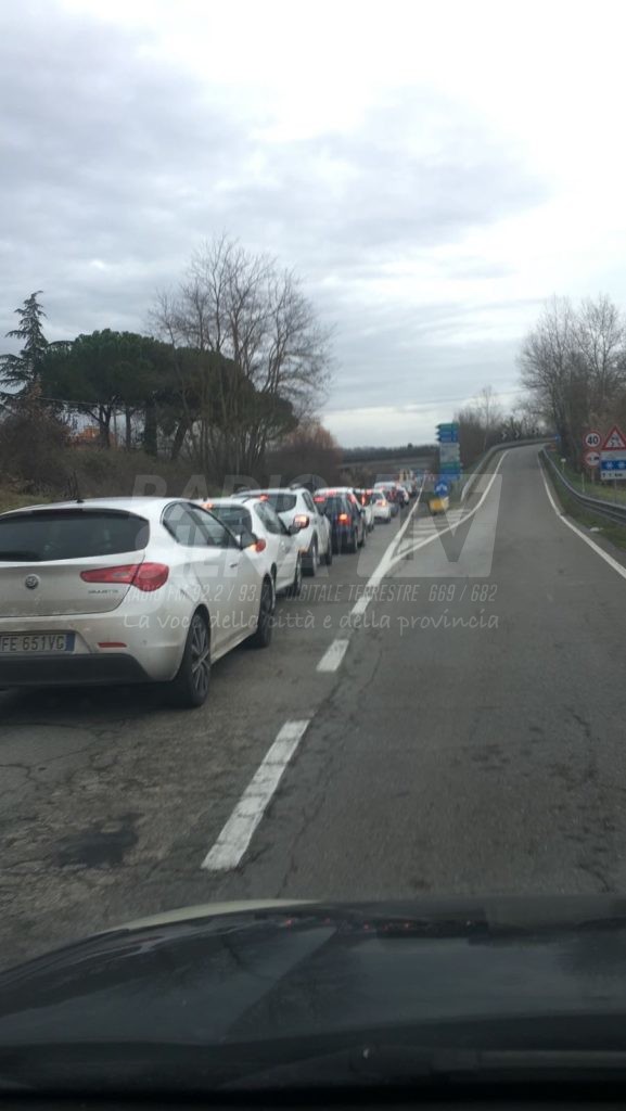 Ingresso Siena-Bettolle, traffico in tilt e macchine imbottigliate