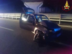 Siena-Grosseto, macchina va a sbattere contro il guard rail