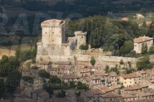 Sarteano, 2 alunni positivi e 12 docenti in isolamento: sospese le lezioni della scuola secondaria