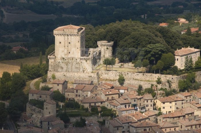 Sarteano: "Sindaco Landi ha fatto sostituire il tricolore diventato straccio, &egrave; una nostra vittoria"