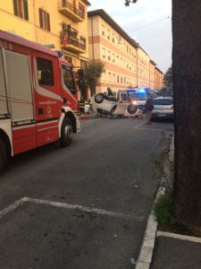 Auto ribaltata in viale Cavour