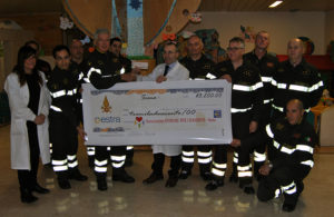 I vigili del fuoco donano un assegno da 3200 euro ai pazienti della pediatria