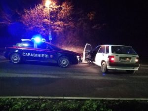 Speronano i carabinieri con l'auto rubata: arrestati dopo un inseguimento
