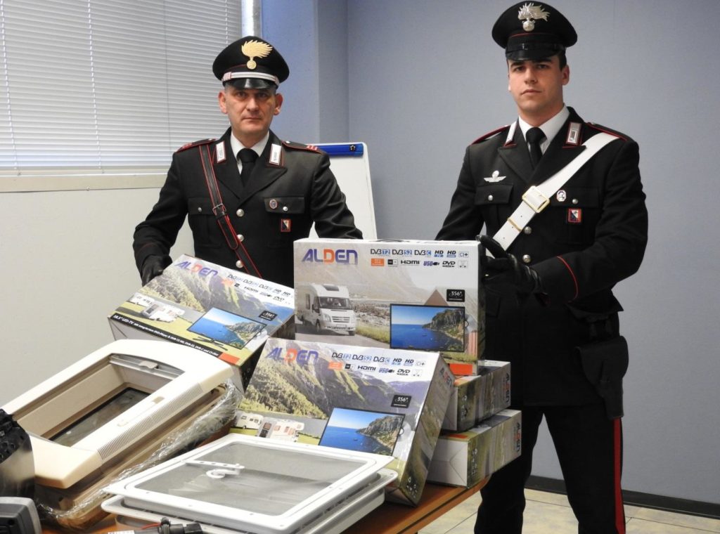 Ruba materiali dall'azienda in cui lavora per rivenderli su internet: due arresti