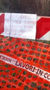 Castellina in Chianti, cartello polemico verso il sindaco Bonechi sulla sp 51