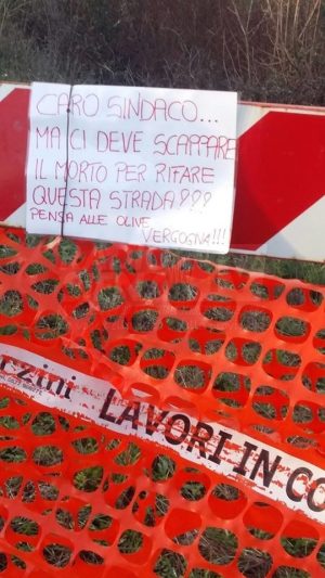 Castellina in Chianti, cartello polemico verso il sindaco Bonechi sulla sp 51