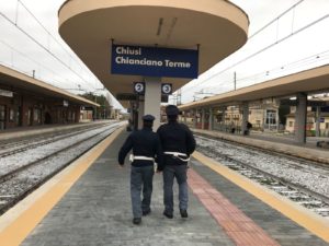 Chiusi, donna ruba taxi e tenta la fuga: la Polizia la ferma e la denuncia