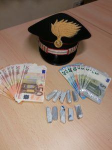 Fugge dopo un controllo per droga: inseguito e ammanettato