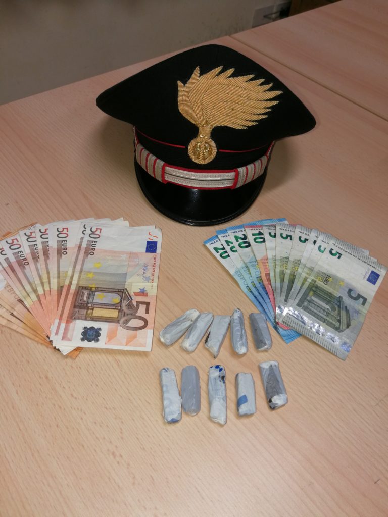 Fugge dopo un controllo per droga: inseguito e ammanettato