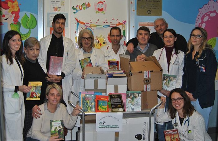 "Io tifo Mens Sana" ha consegnato i libri al reparto di pediatria