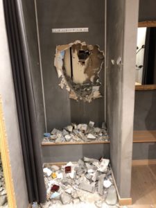 Sinalunga, i ladri saccheggiano i Gelsi calandosi dal tetto