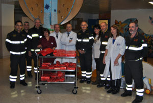 I vigili del fuoco portano le calze della Befana ai piccoli di pediatria - LE FOTO