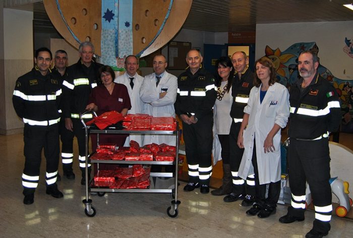 I vigili del fuoco portano le calze della Befana ai piccoli di pediatria - LE FOTO