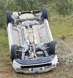 Casciano di Murlo: macchina si ribalta per colpa dell'asfalto bagnato