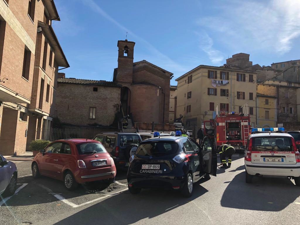 Incendio Porta Ovile, a fuoco i cavi elettrici della torre campanaria della Lupa