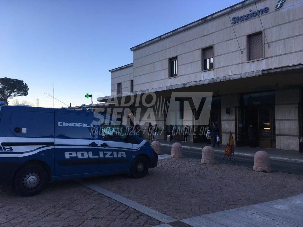 Controlli alla stazione, tenta la fuga con la droga nei pantaloni ma viene arrestato
