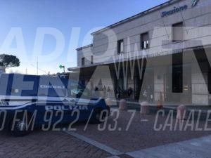 Controlli alla stazione, tenta la fuga con la droga nei pantaloni ma viene arrestato