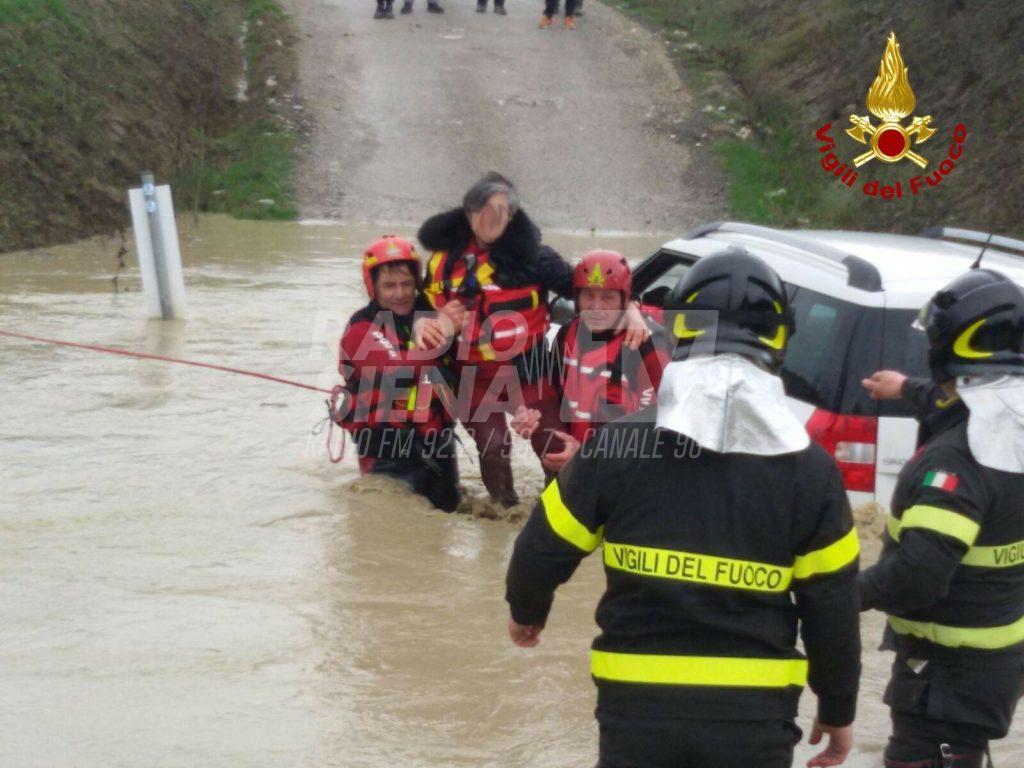 Macchina nel guado, salvati dai vigili del fuoco - FOTO
