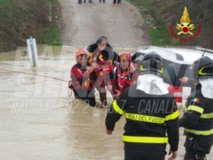 Macchina nel guado, salvati dai vigili del fuoco - FOTO