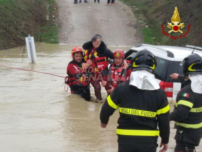 Macchina nel guado, salvati dai vigili del fuoco - FOTO